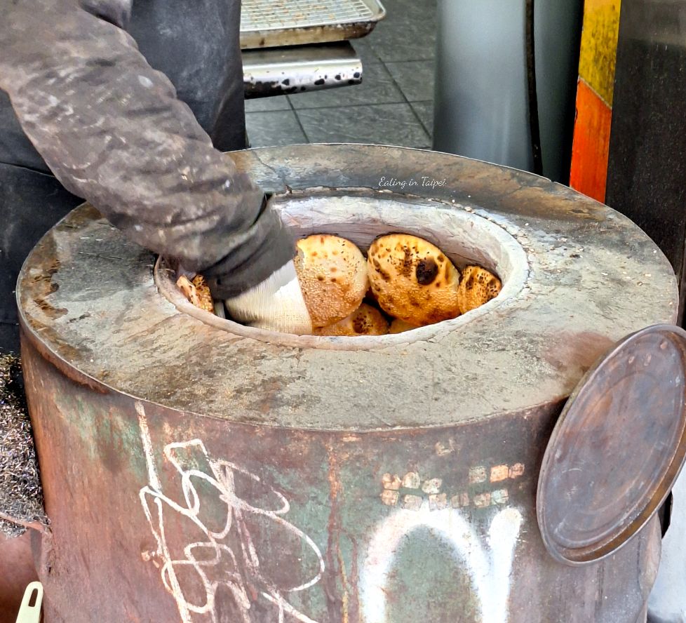 Shilin night market Changs Shaobing pepper pork cake