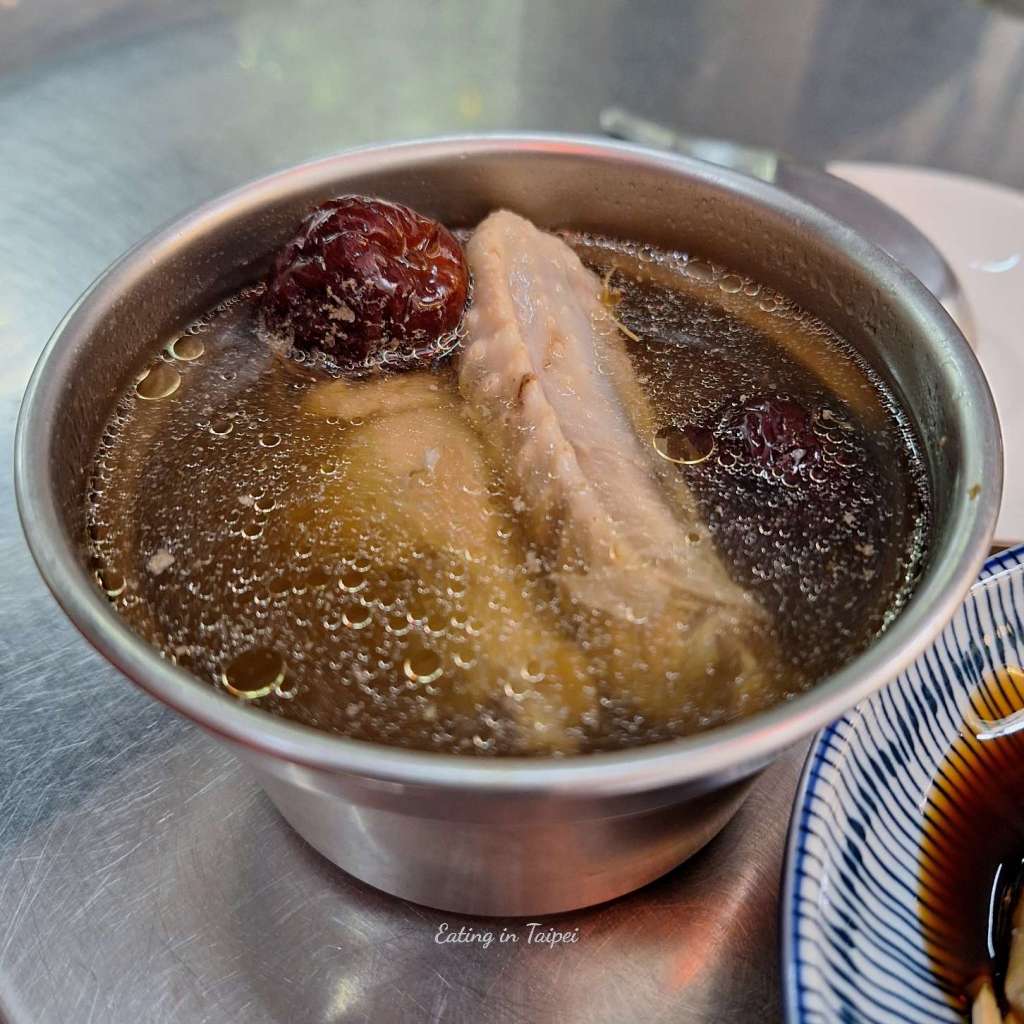 Shilin night market Sticky Rice Sausage ginseng chicken soup